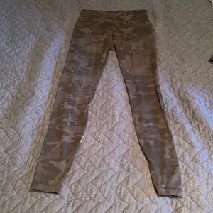 Lulu lemon 7/8length camo leggings lightly worn